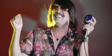 Τόνι Σφήνος: Έπεσε η εξέδρα την ώρα που τραγουδούσε[video]