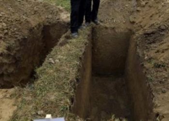 Είχαν θάψει τον επιχειρηματία ζωντανό επειδή χρωστούσε-Τηλεφώνησε μέσα από τον τάφο στον αδερφό του και τον έσωσε!