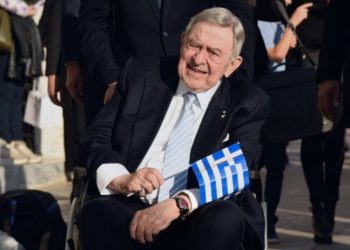 Με ελληνικό σημαιάκι στα χέρια ο τέως βασιλιάς στον γάμο του Φιλίππου με τη Νίνα Φλορ[photos]