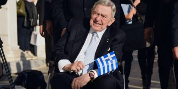 Με ελληνικό σημαιάκι στα χέρια ο τέως βασιλιάς στον γάμο του Φιλίππου με τη Νίνα Φλορ[photos]