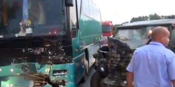 Alldaynews.gr Κρίσιμες ώρες για τον Στρατιωτικό τραυματία: Σύγκρουση Στρατιωτικού Τζιπ με Λεωφορείο