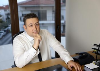 Πολιτικός αντίπαλος του Δημάρχου στη Θεσσαλονίκη οργάνωσε εκβιασμό με βίντεο – Τους έπιασαν στην Καλαμαρια