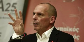 Γιάνης Βαρουφάκης: Του έκλεψαν το φουσκωτό σκάφος στην Αίγινα