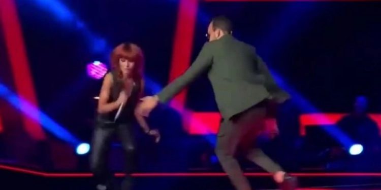 Alldaynews.gr The Voice: Βγήκε με Led Zeppelin και ο Μουζουράκης την πήρε σηκωτή (vid)