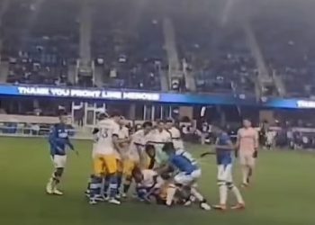 Χάος σε φιλικό στις ΗΠΑ: Ξύλο οπαδού με ποδοσφαιριστή, πυροβολισμοί και τραυματίες (vid)