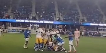Alldaynews.gr Χάος σε φιλικό στις ΗΠΑ: Ξύλο οπαδού με ποδοσφαιριστή, πυροβολισμοί και τραυματίες (vid)