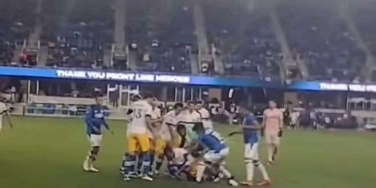 Alldaynews.gr Χάος σε φιλικό στις ΗΠΑ: Ξύλο οπαδού με ποδοσφαιριστή, πυροβολισμοί και τραυματίες (vid)