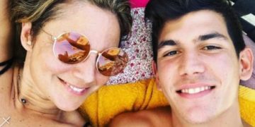 Ζαμπέτογλου για Παύλο Γαλακτερό: “Ποτέ δεν με έκανε να νιώσω ότι δεν είμαι η μαμά του”