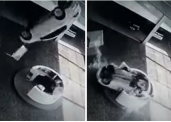 Αντιπροσωπεία αυτοκινήτων: Όχημα πέφτει από τον 2ο όροφο και προσγειώνεται σε γκισέ – 2 κορίτσια στο νοσοκομείο (video)