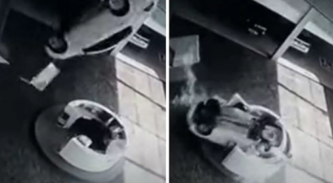 Alldaynews.gr Αντιπροσωπεία αυτοκινήτων: Όχημα πέφτει από τον 2ο όροφο και προσγειώνεται σε γκισέ – 2 κορίτσια στο νοσοκομείο (video)