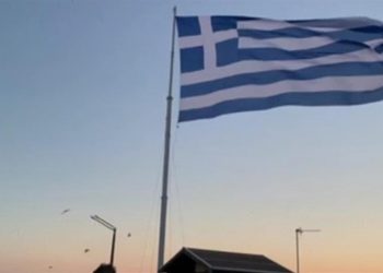 28η Οκτωβρίου – Χίος: Η ελληνική σημαία σκέπασε το λιμάνι (video)