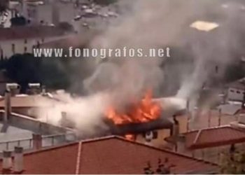 Μεγάλη φωτιά στη Λαμία: Καταστράφηκε ένας ολόκληρος όροφος – Εκκενώθηκαν τα διπλανά σπίτια