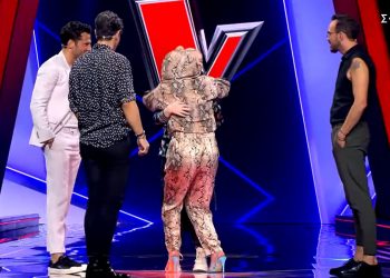 The Voice: Οι κριτές αγκάλιασαν παίκτρια με σπάνια νόσο που δεν βλέπει καλά και ρώτησε ποιοι έχουν γυρίσει (vid)