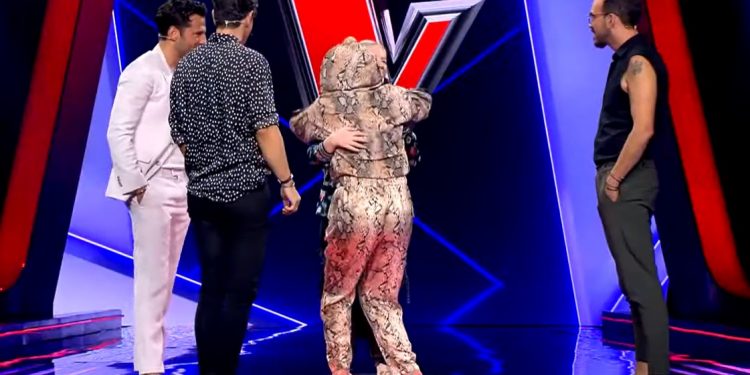 The Voice: Οι κριτές αγκάλιασαν παίκτρια με σπάνια νόσο που δεν βλέπει καλά και ρώτησε ποιοι έχουν γυρίσει (vid)