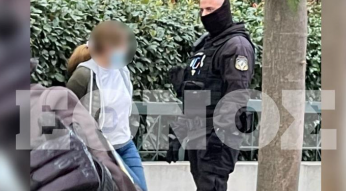 Πυροβολισμοί – Χαλάνδρι: «Aπήγαγαν και βίασαν το παιδί μου», φώναζε η γυναίκα που πυροβόλησε (vid)