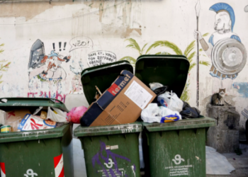 Ηράκλειο: Έβγαλαν βόλτα τον σκύλο και βρήκαν τσάντα με 7.000 ευρώ και κοσμήματα