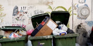 Ηράκλειο: Έβγαλαν βόλτα τον σκύλο και βρήκαν τσάντα με 7.000 ευρώ και κοσμήματα