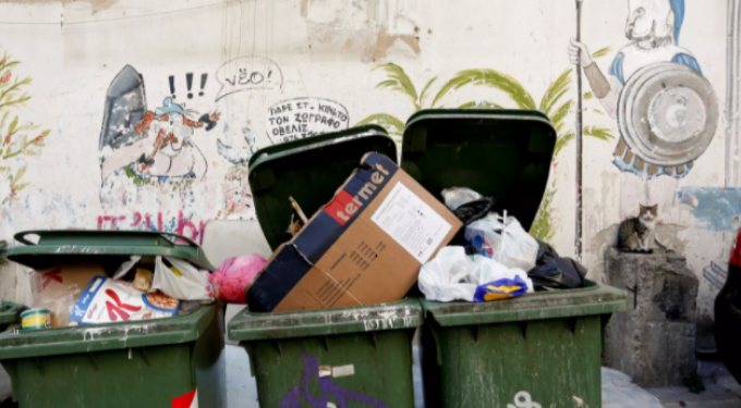 Ηράκλειο: Έβγαλαν βόλτα τον σκύλο και βρήκαν τσάντα με 7.000 ευρώ και κοσμήματα