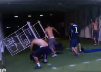 Οπαδοί εισέβαλαν στο γήπεδο και διέλυσαν το VAR – Ακυρώθηκε γκολ στο 86′ (video)