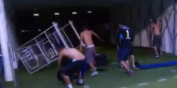 Οπαδοί εισέβαλαν στο γήπεδο και διέλυσαν το VAR – Ακυρώθηκε γκολ στο 86′ (video)