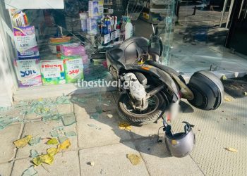ΠΡΙΝ ΛΙΓΟ στη Θεσσαλονίκη: “Καρφώθηκε” με τη μηχανή του σε τζαμαρία καταστήματος (φωτο, video)