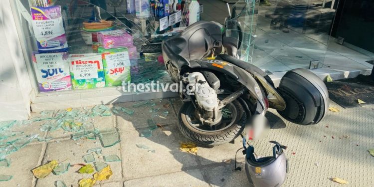 Alldaynews.gr ΠΡΙΝ ΛΙΓΟ στη Θεσσαλονίκη: “Καρφώθηκε” με τη μηχανή του σε τζαμαρία καταστήματος (φωτο, video)