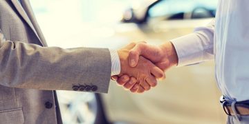 Κυνηγώντας εκπτώσεις: Πώς να εξοικονομήσετε χρήματα στο επόμενο αυτοκίνητό σας