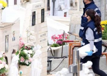Alldaynews.gr Θρίλερ στην Ανθούπολη: Άνοιξαν τον τάφο της μητέρας του για να του στείλουν μήνυμα στη δίκη που εξελίσσεται (video)