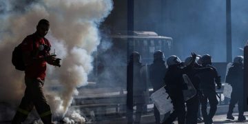 Επεισόδια μεταξύ πυροσβεστών και αστυνομικών στην Κηφισίας-Ρίψεις νερού από την αύρα