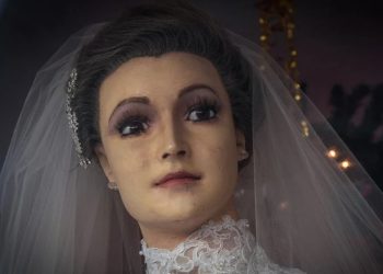 Κούκλα σε βιτρίνα ντυμένη νύφη φημολογείται ότι είναι βαλσαμωμένο σώμα γυναίκας