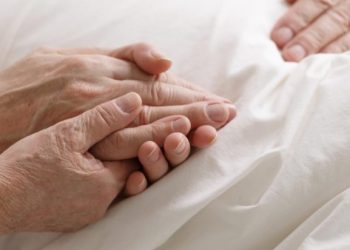 Τζάνειο – Συγκλονιστικό: Αποκλειστική νοσοκόμα «έσπασε στο ξύλο» ηλικιωμένη[video]