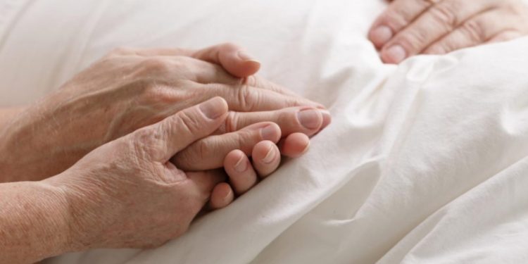 Τζάνειο – Συγκλονιστικό: Αποκλειστική νοσοκόμα «έσπασε στο ξύλο» ηλικιωμένη[video]