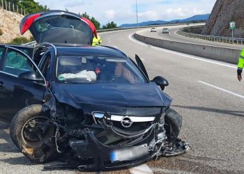 Πριν Λίγο-Παραλίγο Τραγωδία: Αυτοκίνητο τετραμελούς οικογένειας έπεσε πάνω σε στηθαίο στην Ιόνια Οδό[photos]