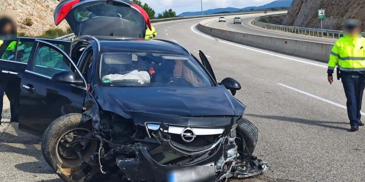 Πριν Λίγο-Παραλίγο Τραγωδία: Αυτοκίνητο τετραμελούς οικογένειας έπεσε πάνω σε στηθαίο στην Ιόνια Οδό[photos]