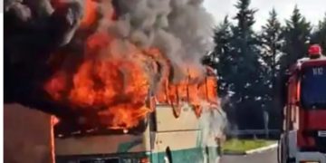 Τραγικές στιγμές στην Καβάλα: Λεωφορείο του ΚΤΕΛ τυλίχθηκε στις φλόγες[video]