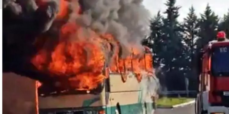 Τραγικές στιγμές στην Καβάλα: Λεωφορείο του ΚΤΕΛ τυλίχθηκε στις φλόγες[video]