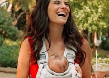 ”Έριξε” το Instagram η Χριστίνα Μπόμπα! Δημοσίευσε φωτογραφία που θηλάζει την κόρη της