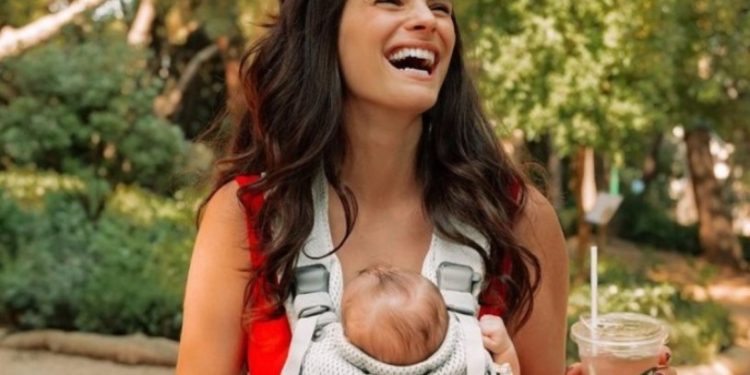 ”Έριξε” το Instagram η Χριστίνα Μπόμπα! Δημοσίευσε φωτογραφία που θηλάζει την κόρη της