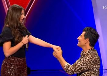 The Voice: Ποια δεν θα ‘θελε να είναι στη θέση της; Ανάγκασε τον Ρουβά να γονατίσει μπροστά της!