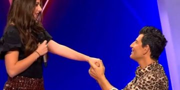 The Voice: Ποια δεν θα ‘θελε να είναι στη θέση της; Ανάγκασε τον Ρουβά να γονατίσει μπροστά της!