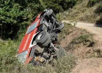 Alldaynews.gr Πυροσβεστικό όχημα έπεσε σε χαράδρα – Στο νοσοκομείο δυο πυροσβέστες