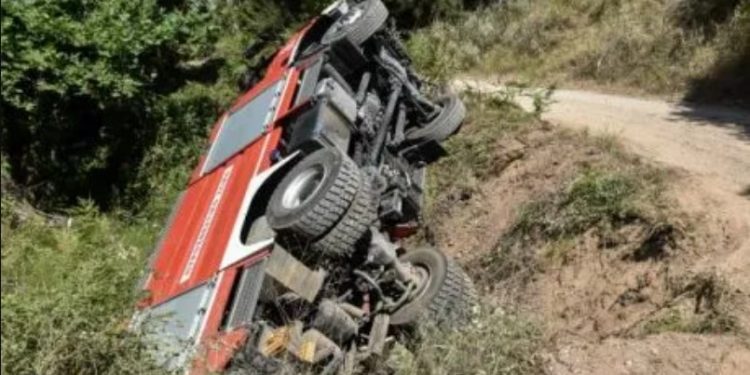 Alldaynews.gr Πυροσβεστικό όχημα έπεσε σε χαράδρα – Στο νοσοκομείο δυο πυροσβέστες