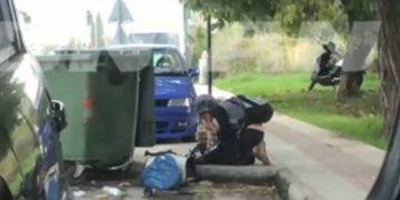 Ελλάδα 2021-Κατάντια! Άστεγη τρώει ωμό κρέας από τα σκουπίδια[video]