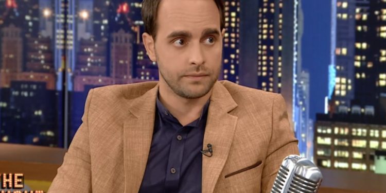 Λάζος Μαντικός: Μου επιτέθηκε μια γουρούνα! Της είχε ανέβει η λίμπιντο-Ήθελε να κάνει σ3ξ