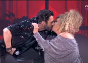 «Πάγωσε» η Ελένη Δήμου με το φιλί στο στόμα από τον Κόνσολο! Δεν το είχαν καν σχεδιάσει![video]