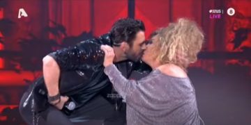 «Πάγωσε» η Ελένη Δήμου με το φιλί στο στόμα από τον Κόνσολο! Δεν το είχαν καν σχεδιάσει![video]