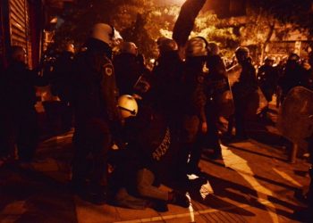 Πολυτεχνείο: Πετροπόλεμος και προσαγωγές στα Εξάρχεια[video]