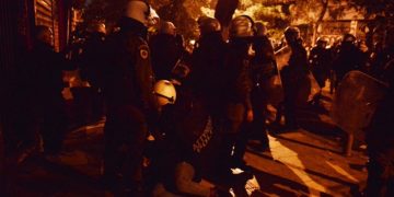 Πολυτεχνείο: Πετροπόλεμος και προσαγωγές στα Εξάρχεια[video]