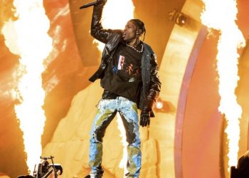 Τραγωδία στο Τέξας: Τι είναι το επικίνδυνο «raging» που προτείνει στους φαν του ο ράπερ Τράβις Σκοτ