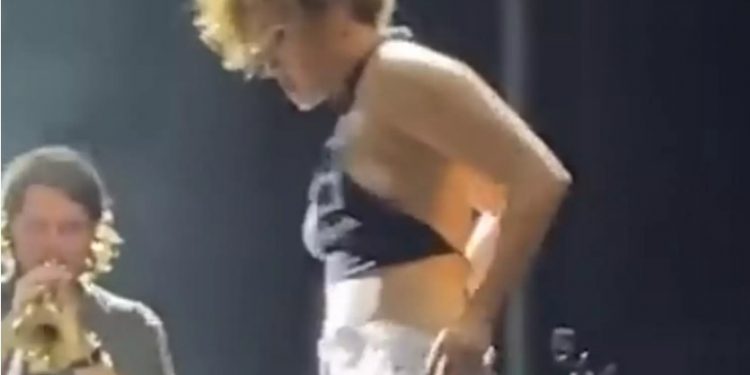 Sophia Urista: Η συγγνώμη της τραγουδίστριας που ούρησε on stage θαυμαστή – «Ξεπέρασα τα όρια»